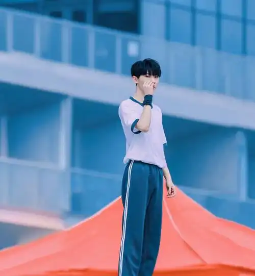 老师晒马嘉祺上课照并未被特殊照顾穿平凡的校服依旧很帅