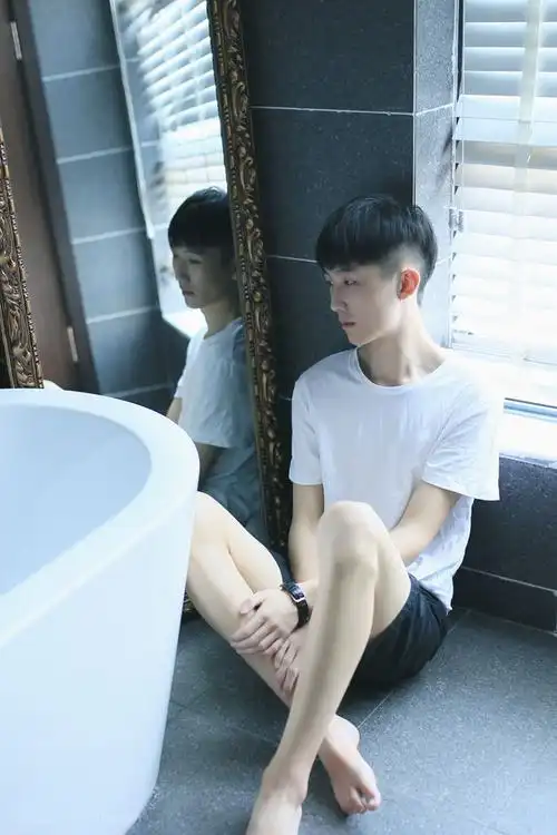 最好看的高中男生黑色短发 两边内削底的发型