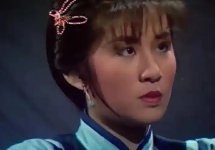 吴君如刚出道只能演一些没几句台词的小配角,比如《鹿鼎记》里的曾柔