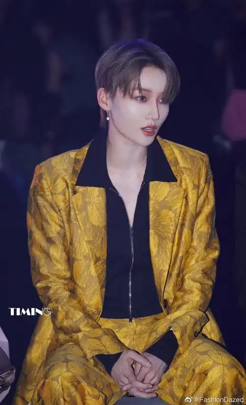 刘雨昕看秀状态##刘雨昕黄色套装