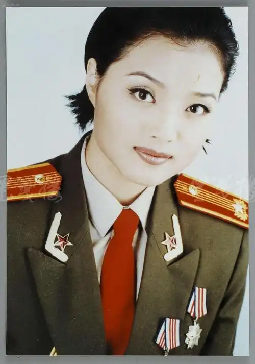 歌手白雪:与神秘富商离婚,转身跟小8岁二婚男友相恋,她到底图什么