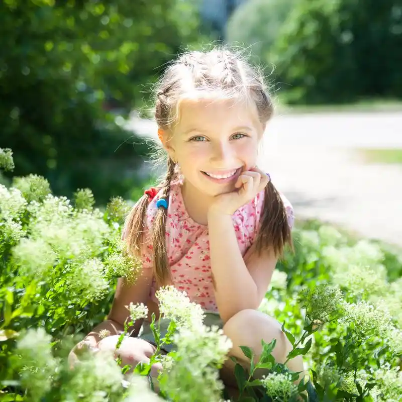 笑笑的小女孩,可爱微笑的小女孩,在阳光灿烂的夏天一天在草原上