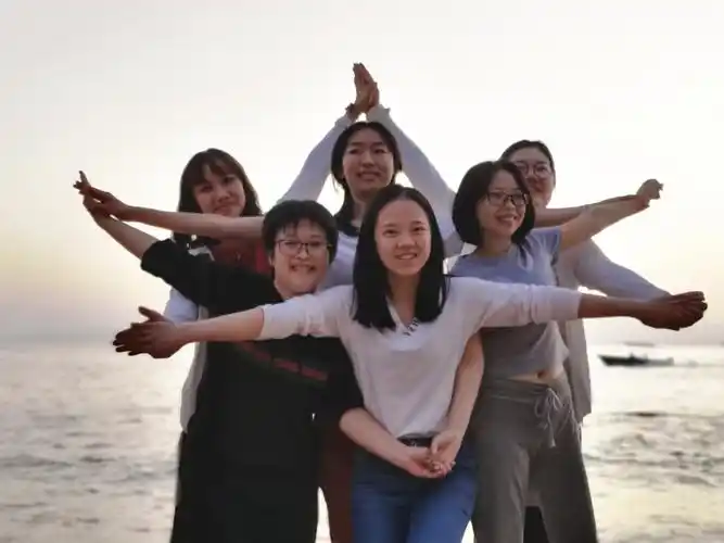 我们的独特造型:六人五角星,美女层层叠.