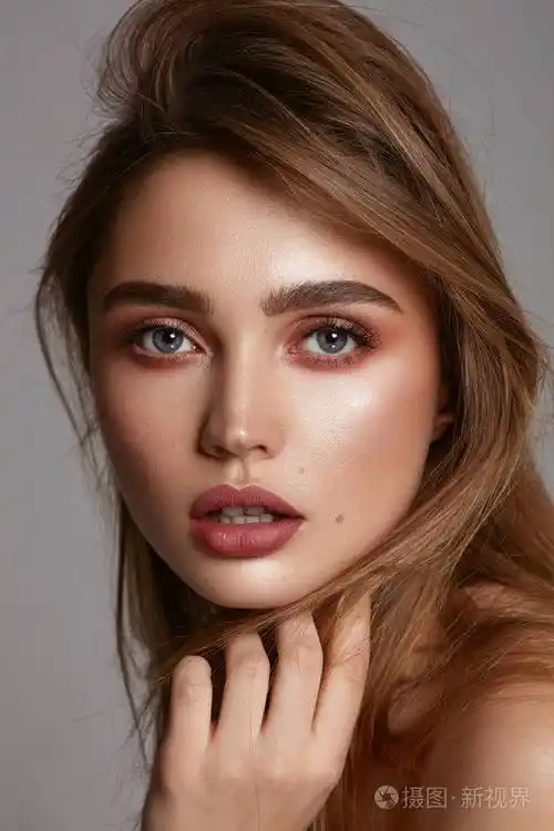 小美女大眉毛的特写脸