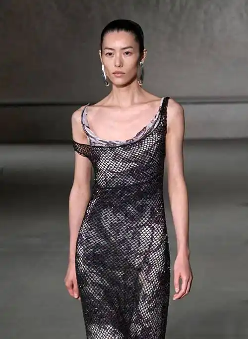 刘雯为国人感到骄傲!穿着网纱裙闪耀时装周走秀,太美了!