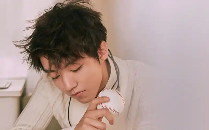 王俊凯酷帅养眼写真图片桌面壁纸