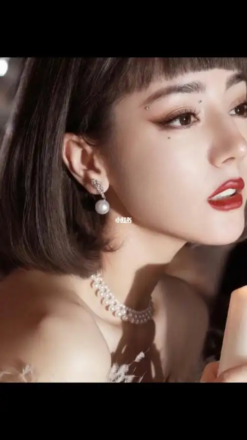 迪丽热巴戴珍珠的明星女孩