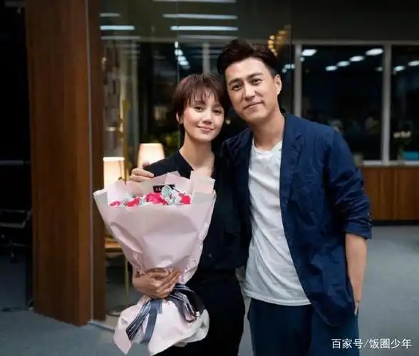 12月22日,靳东迎来45岁生日,他的妻子李佳发文送祝福,她希望靳东可以