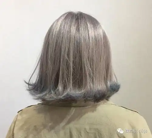 今年流行"发梢染"