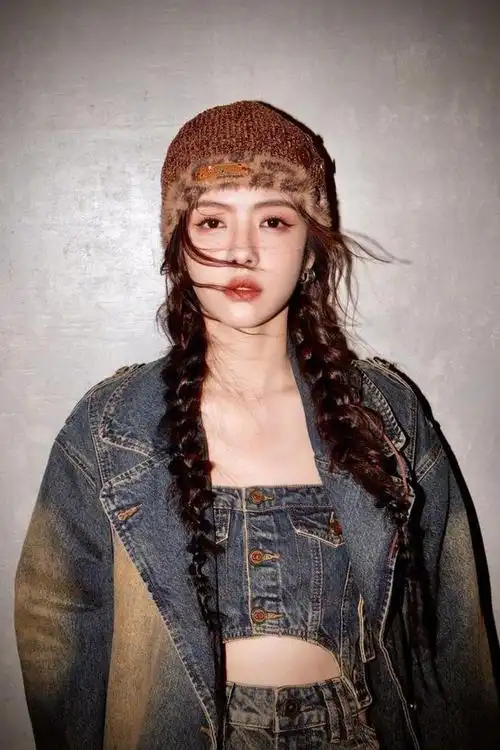 蔡文静这身美拉德造型绝了复古色调牛仔双尾麻花辫又野又温柔