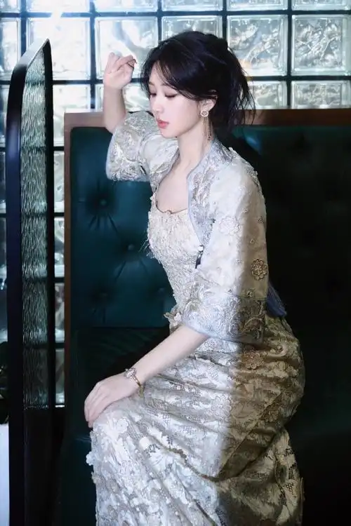 杨紫|长相思见面会第二套造型图,身穿guo pei 2016 春夏高定礼服,解锁