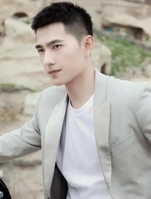 对普通人而言,"寸头"确实是一个具有挑战性的发型.