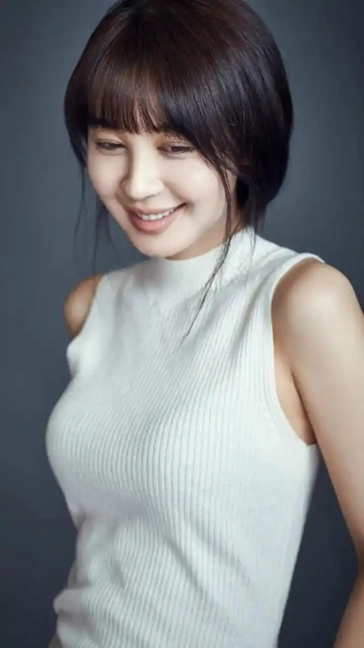 李菲儿最新背影照流出,照片中的她上身赤裸,正在穿衣服.