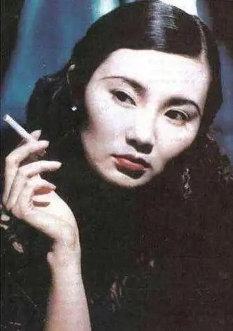 马伊琍那英在录音棚坐着,休息的时候都可以来一支烟,大家都知道她的