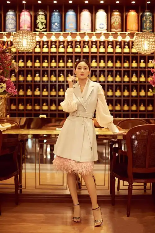 女演员王媛可性感时尚摩登写真