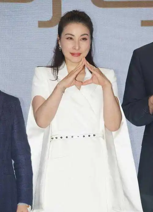 郭晶晶身材太有优势了,白色斗篷西装裙配长裤,随便穿都好显高_的设计