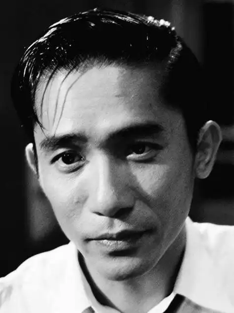 梁朝伟帅气瞬间黑白照 眼神忧郁 抽烟姿势太帅了!_9