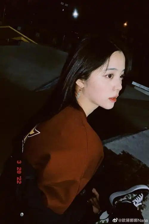 欧阳娜娜晒练滑板照怼脸自拍侧颜优越