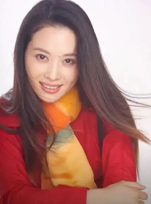 《承欢记》邓英:年轻时因美貌出圈,46岁婚姻无着落却越发优雅了