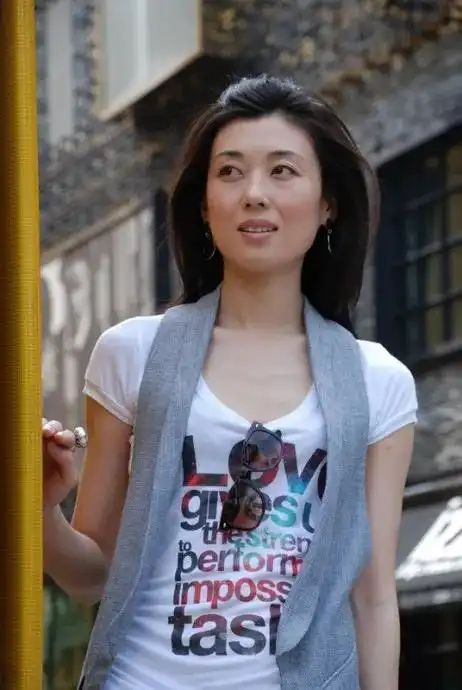 央视主持人李红写真集_网易订阅