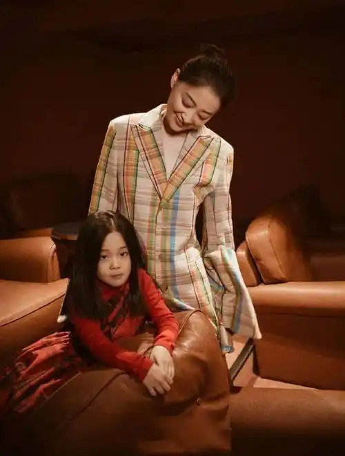 梅婷带女儿儿子拍大片女儿俏皮儿子可爱妈妈造型百变好端庄