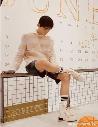 白敬亭都不再穿aj了?看到他脚上的"万斯"后,时尚不说还凉快