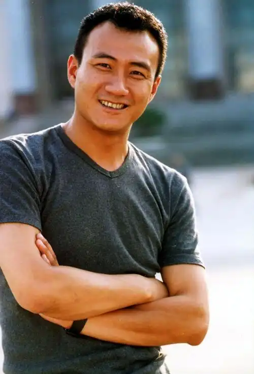 演员胡军:"酒中知己"情定罗马,清贫的日子有爱飞翔