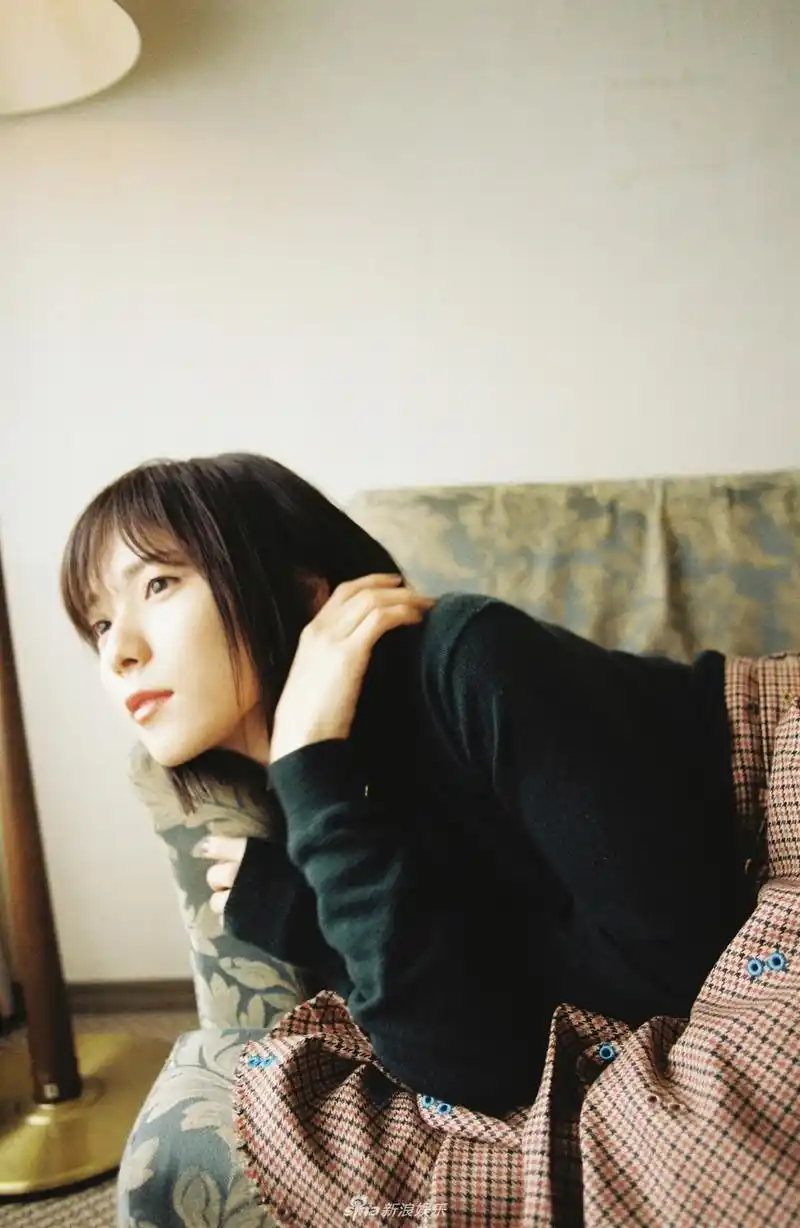 组图:女星松冈茉优拍摄写真 小姐姐演绎日系复古