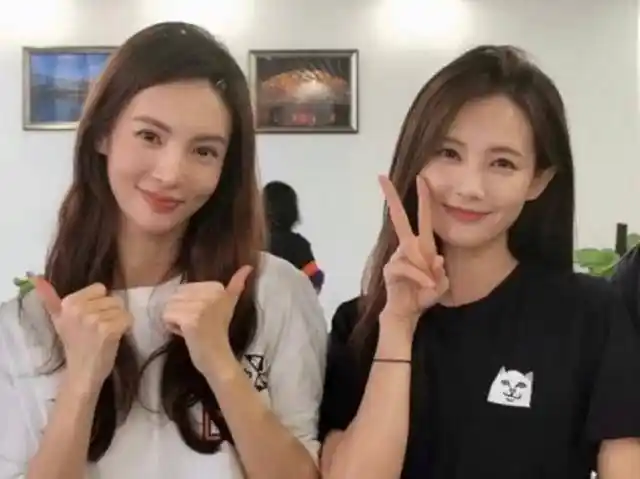 金晨的凡尔赛晒照,对着镜头比剪刀手,却被身后的男子抢镜_李一桐_低调