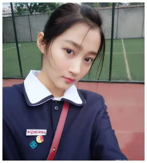 关晓彤青春校园写真,高颜值配校服穿出不一样的美