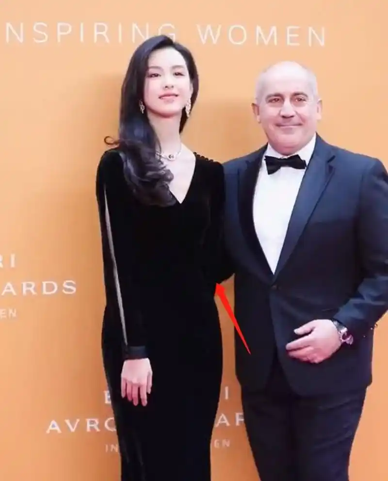 资本大佬与陈都灵合影,想用手搂着陈都灵的腰以示亲昵,没想到陈都灵