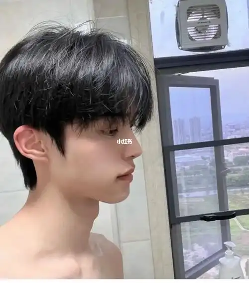 和两鬓头发自然衔接过渡侧面头发距离耳朵1-2公分剪刀剪发质柔顺有