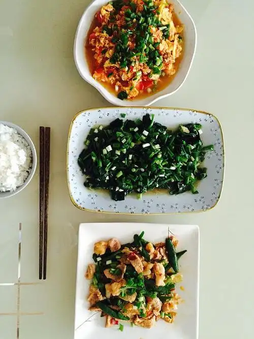 我说:我一个人中午的午饭把这三盘菜都吃完了.听.