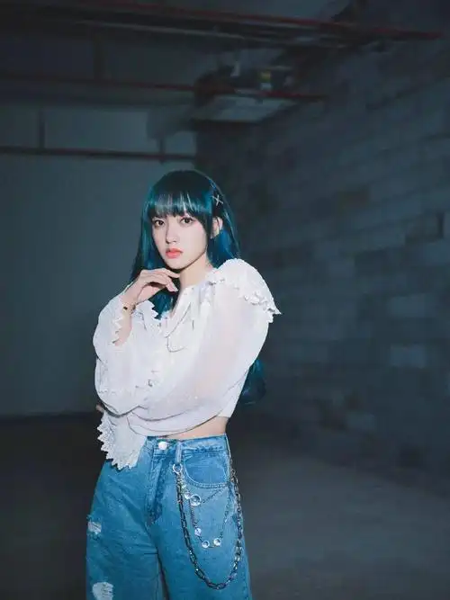 跳起男团舞也超级可,搭配牛仔破洞裤性感又帅气,舞蹈导师程潇穿着法式