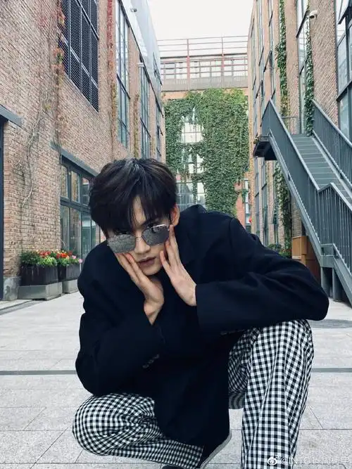 大长腿&绝佳气质好迷人眼镜杀爱了!@into1-周柯宇