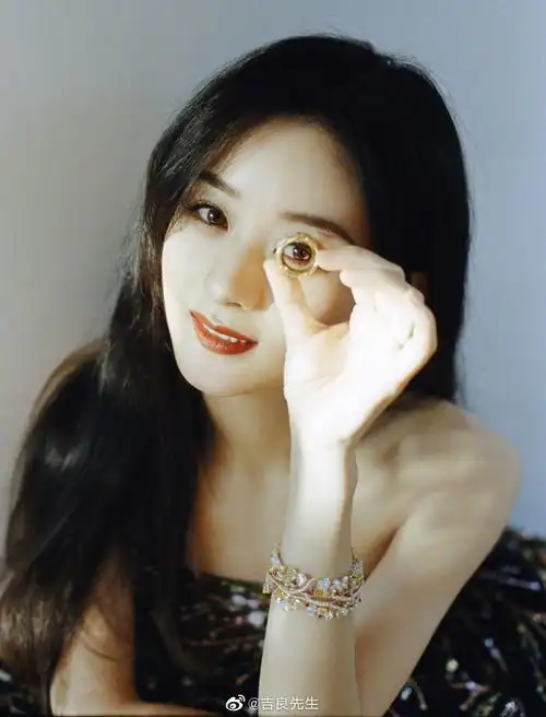 赵丽颖georgeshobeika2021春夏系列黑色抹胸珠片裙上身