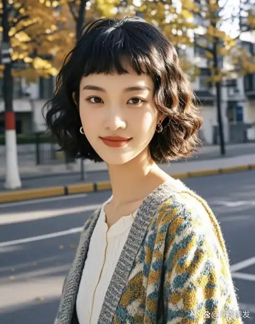 短刘海会让人看起来比较年轻,青涩,露出眉毛和眼睛的刘海造型更显妩媚