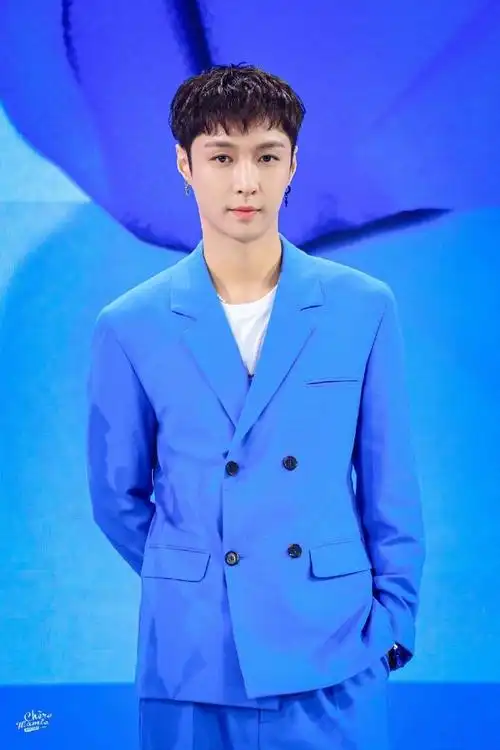 张艺兴蓝色西装套装造型