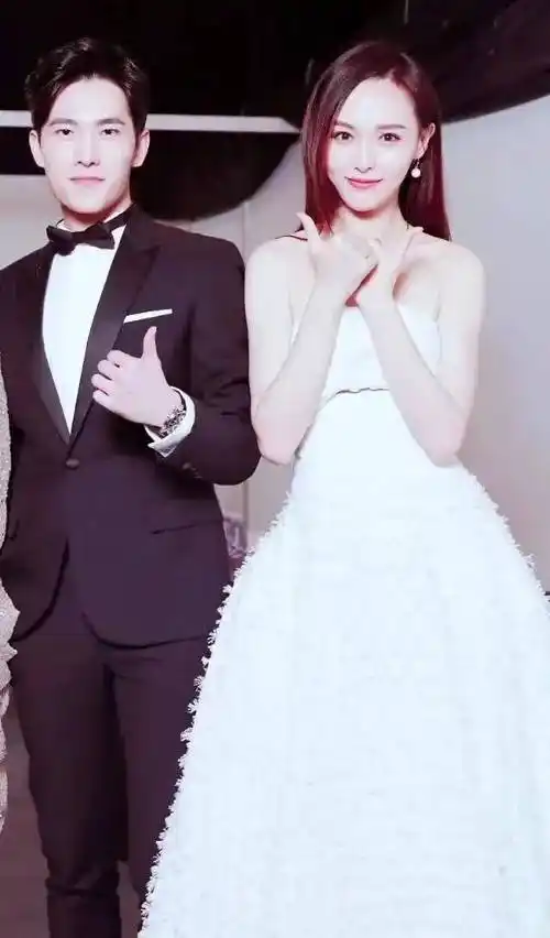 唐嫣和杨洋罕见挽手同行!