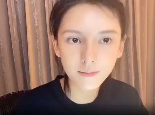 都说张予曦的双眼皮太假,看到她闭眼时的素颜,整没整容一目了然