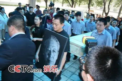 文老灵柩被抬入告别室