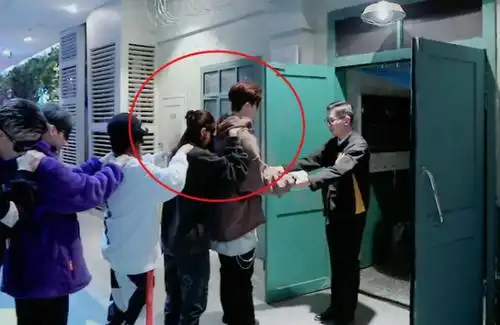 欧阳娜娜直接趴在范丞丞身上,全然不顾镜头存在,对他称呼太大胆