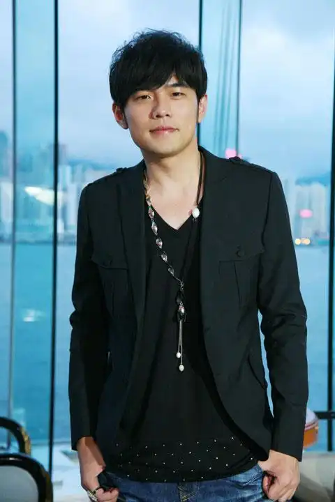 p>周杰伦(jay chou),1979年1月18日出生于台湾省新北市,祖籍福建省