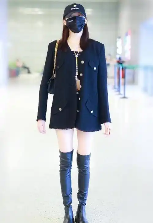 关晓彤第一次拿过膝长靴当"裤子"穿,掉成堆堆袜后,这腿我服了_时尚