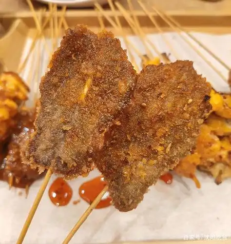 刷酱的炸串经常吃,但这拿一把串直接往酱盆里捅的我还是第一次见