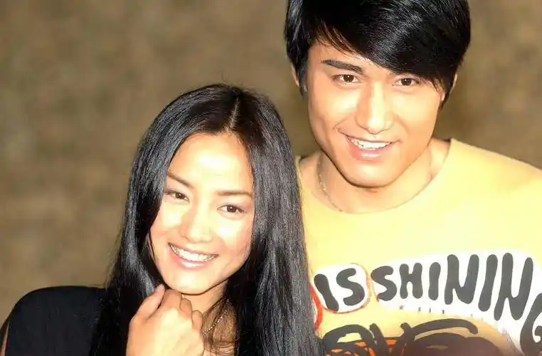 53岁胡兵搭档52岁瞿颖走秀,笑起来满脸皱纹,男方曾公开表白女方