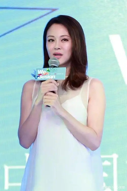 佟大为的妻子关悦一身白裙高跟鞋惊艳亮相,性感动人美丽不可方物