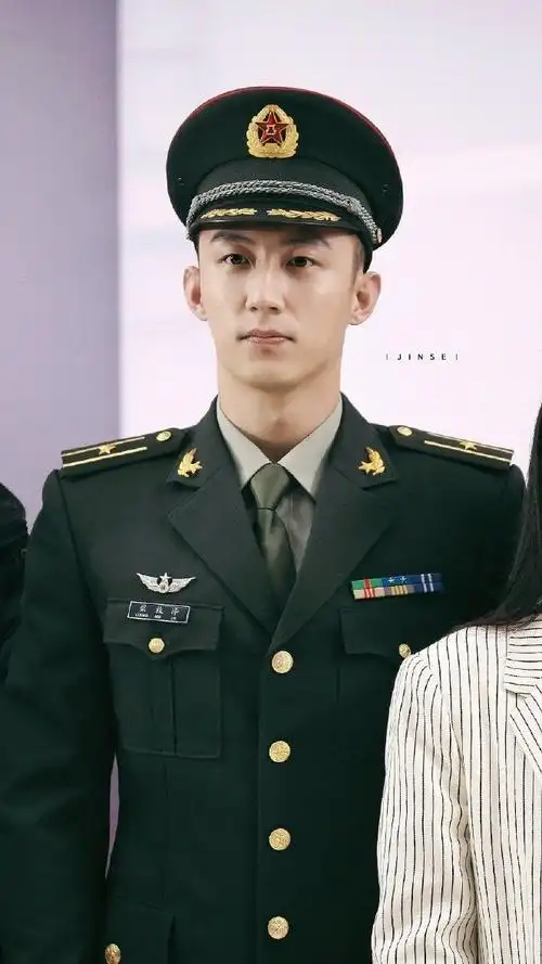 黄景瑜亲爱的戎装剧照