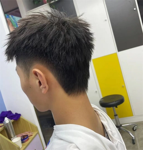 两边铲中分锡纸烫,文艺时髦的潮男发型,鬓角和耳朵位置的头发铲青干净