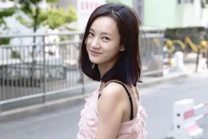 李一桐晒素颜生活照 简约时尚私服穿搭